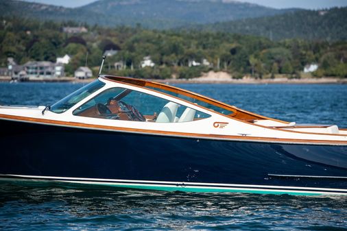 Hinckley Talaria 29 Runabout image