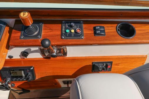 Hinckley Talaria 29 Runabout image