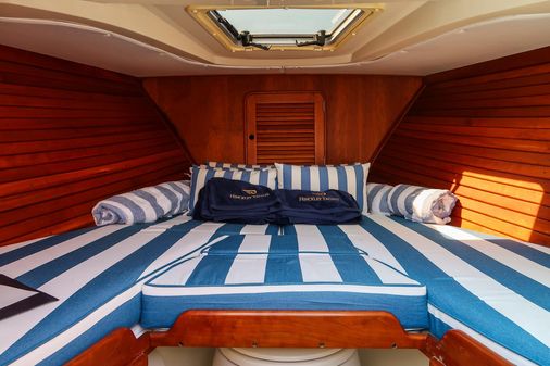 Hinckley Talaria 29 Runabout image