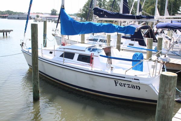 Hunter 27 - main image