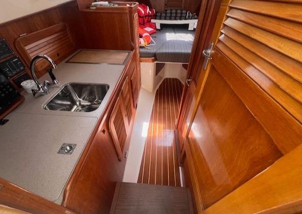 Hinckley Extended Hardtop Pilothouse 36 Picnic Boat image