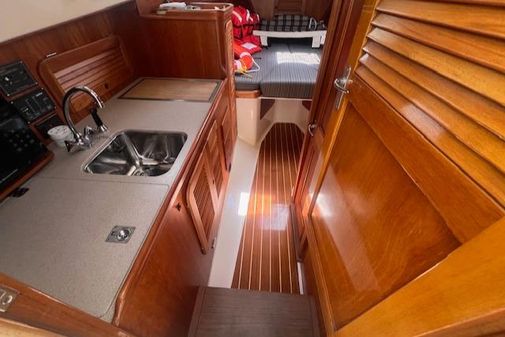 Hinckley Extended Hardtop Pilothouse 36 Picnic Boat image