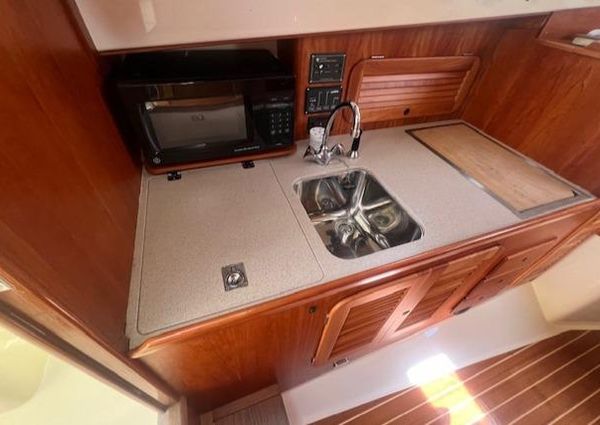 Hinckley Extended Hardtop Pilothouse 36 Picnic Boat image