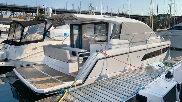 Sealine C335
