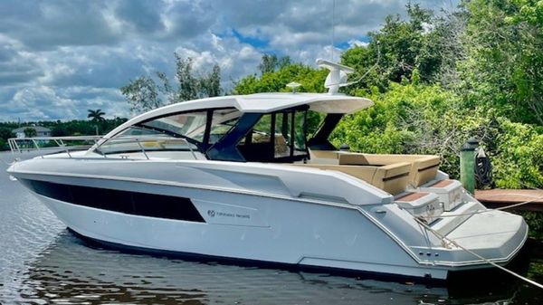 Cruisers Yachts 390EC