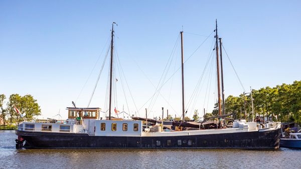 Houseboat luxemotor waterloft barge 
