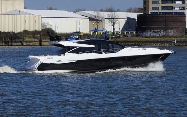 Sunseeker Predator 74 XPS - main image