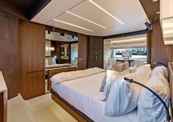 Azimut 72' Fly image