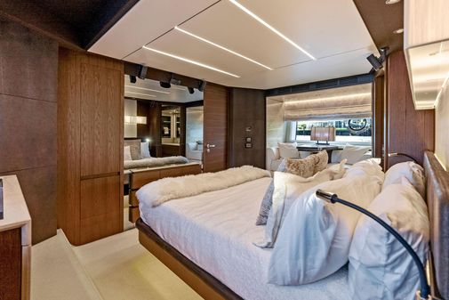 Azimut 72' Fly image