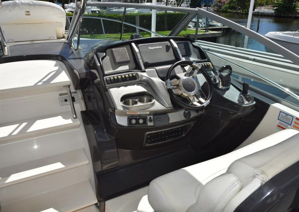 Monterey 320 Sport Yacht image