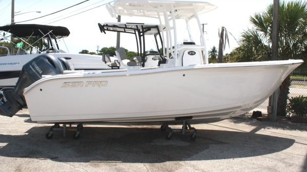 Sea Pro 219 Center Console