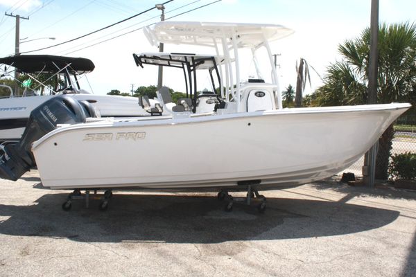 Sea-pro 219-CENTER-CONSOLE - main image