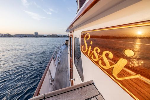 Feadship Classic Canoe Stern image