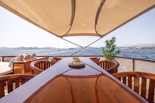 Feadship Classic Canoe Stern image