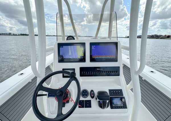 Pathfinder 2700 Center Console image