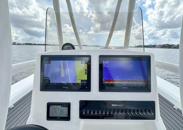 Pathfinder 2700 Center Console image