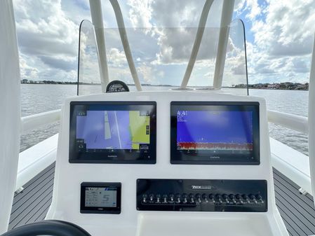 Pathfinder 2700 Center Console image