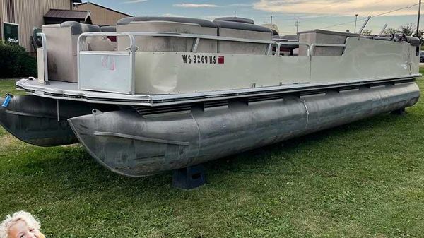 Tracker PARTY BARGE
