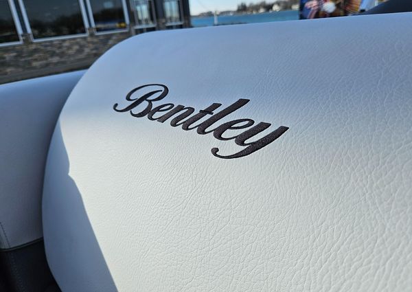 Bentley-pontoons LEGACY-240-SWINGBACK image
