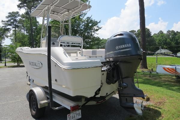 Robalo R-180-CENTER-CONSOLE image