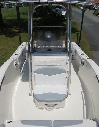 Robalo R-180-CENTER-CONSOLE image
