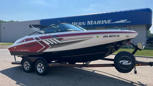 Regal 2000 ESX Bowrider