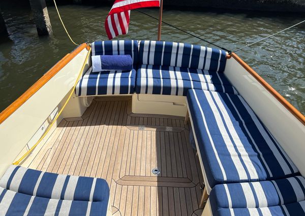 Hinckley Picnic Boat 37 MKIII image