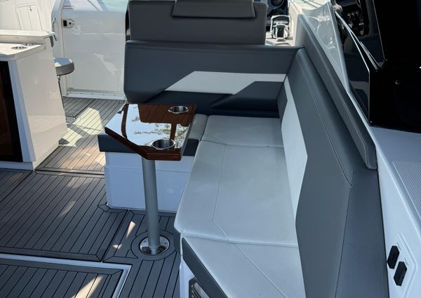 Cruisers-yachts 38-GLS image