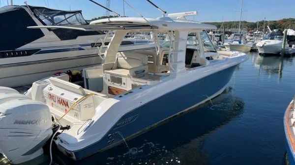 Boston Whaler 350 Realm