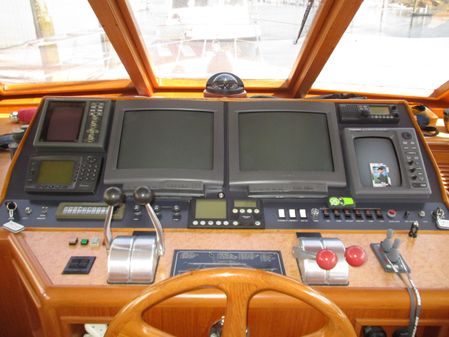 Offshore Yachts Cockpit Motoryacht image