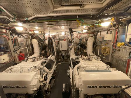 Offshore Yachts Cockpit Motoryacht image