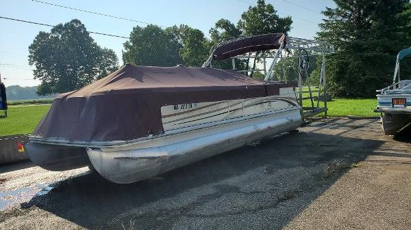 Bennington Pontoon 