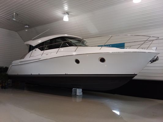 Tiara Yachts C39 Coupe - main image