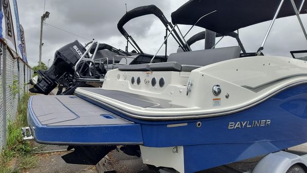 Bayliner DX-2050 image