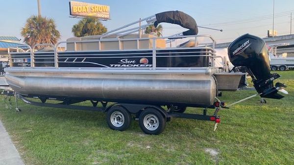 Sun Tracker Fishin' Barge 20 DLX