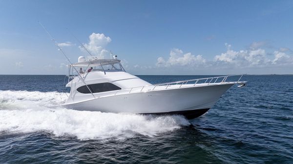 Hatteras GT70 