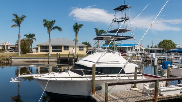 Bertram 33 Flybridge Cruiser