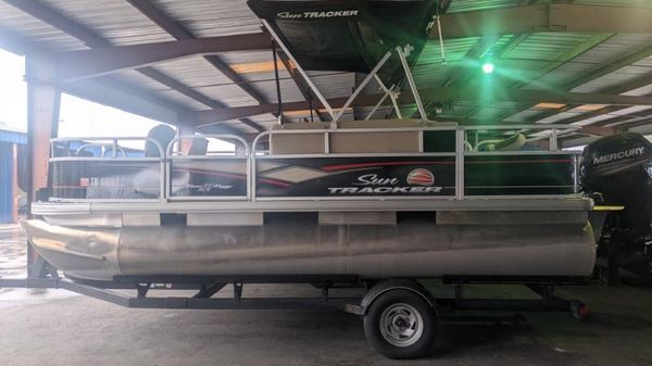 Sun Tracker Bass Buggy 18 DLX
