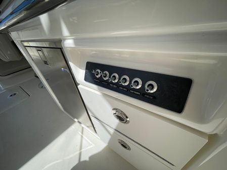 Boston Whaler 320 Vantage image