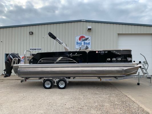 Avalon Ambassador Rear J Lounge - 25' - main image