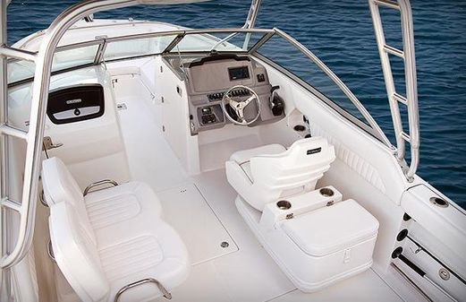 Robalo R247 Dual Console image