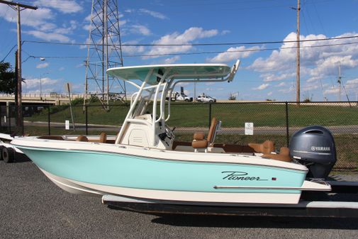 Pioneer 202 Islander image