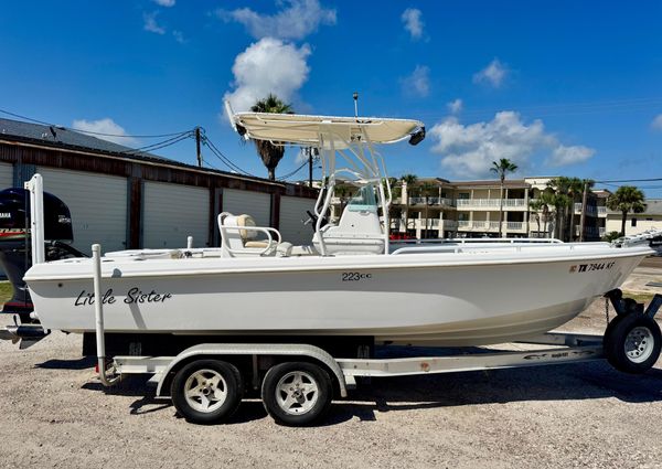 Everglades 223 Center Console image