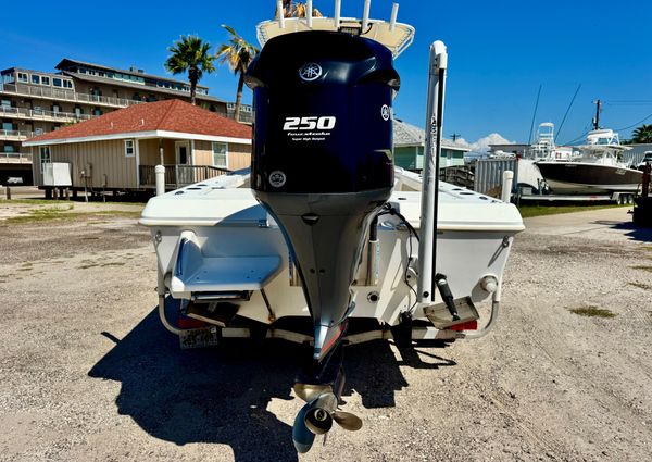 Everglades 223 Center Console image