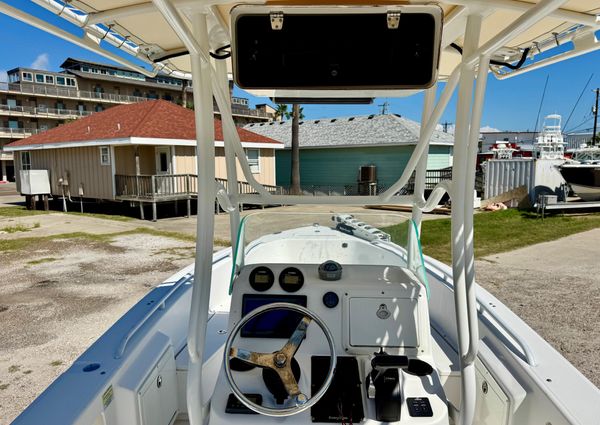 Everglades 223 Center Console image