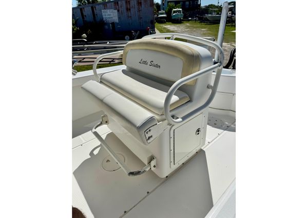 Everglades 223 Center Console image