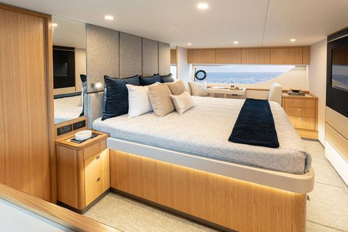 Riviera 585-SUV image