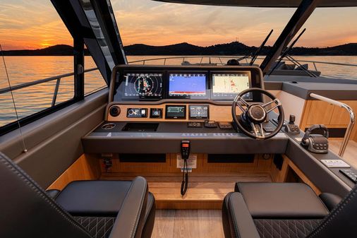 Riviera 585-SUV image