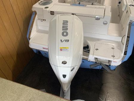 Robalo R230-CENTER-CONSOLE image