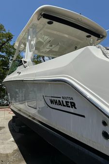 Boston Whaler 280 Vantage image